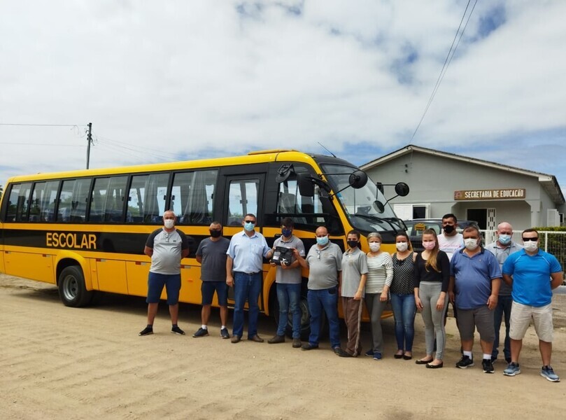 a-secretaria-municipal-da-educacao-recebe-micro-onibus-zero-km
